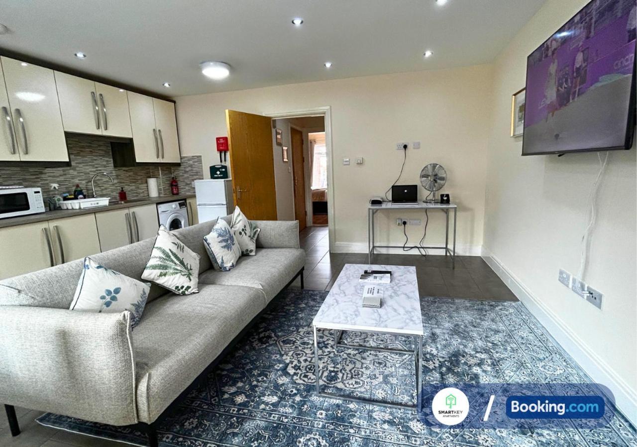 Modern 2 Bed 2 Bath Apartment Free Parking Watford  Kültér fotó