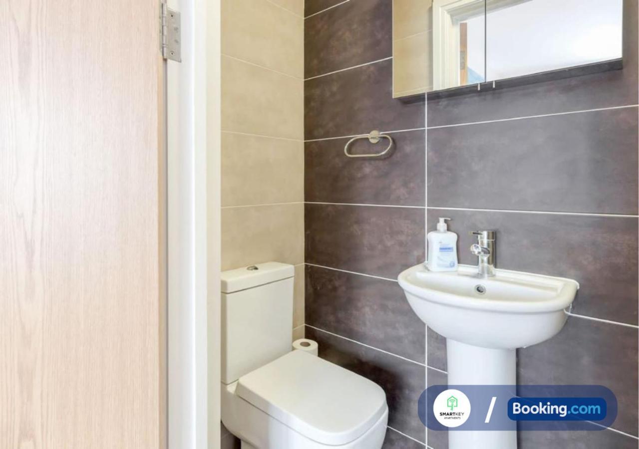 Modern 2 Bed 2 Bath Apartment Free Parking Watford  Kültér fotó