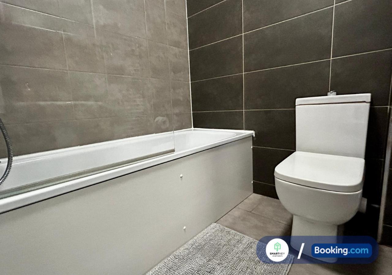 Modern 2 Bed 2 Bath Apartment Free Parking Watford  Kültér fotó