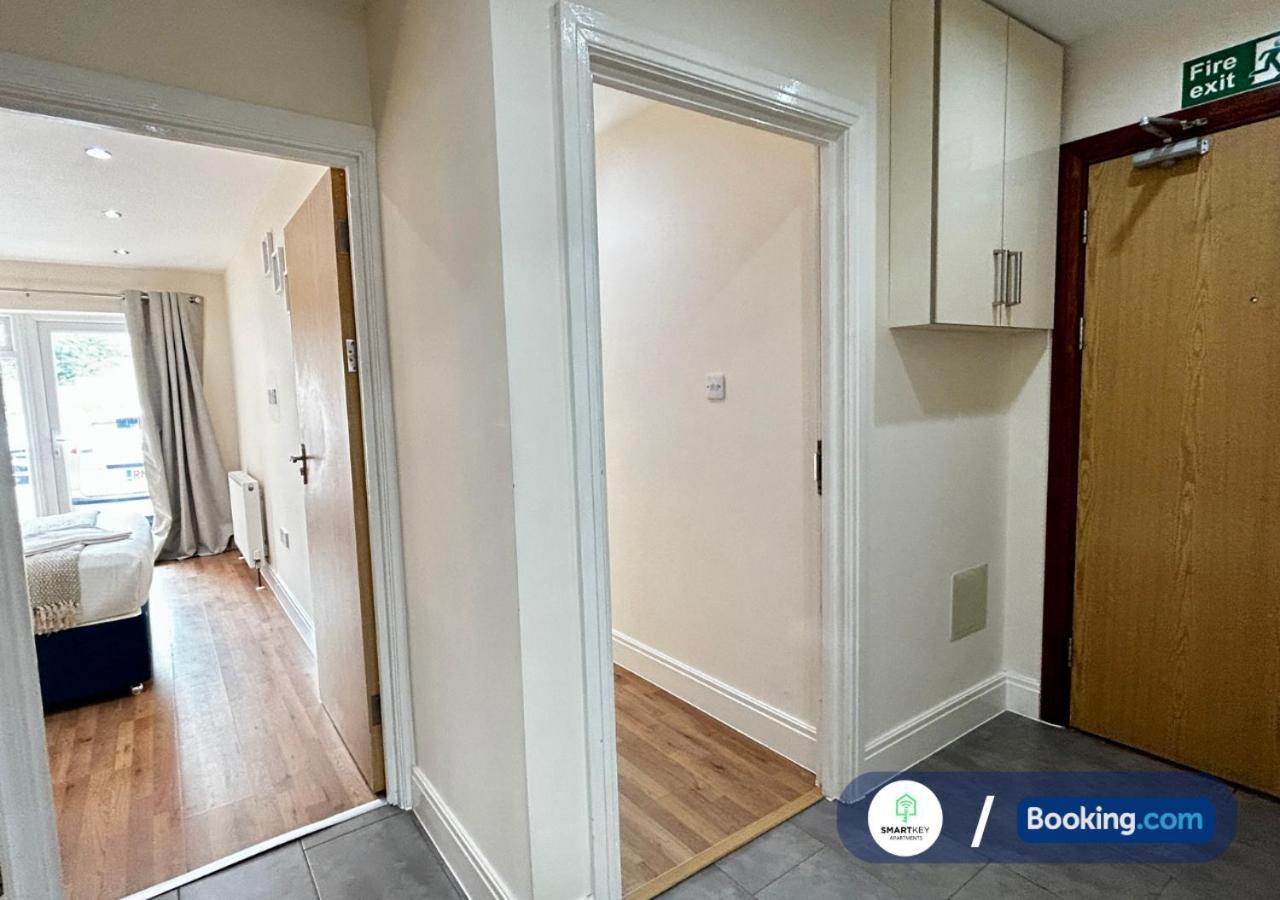 Modern 2 Bed 2 Bath Apartment Free Parking Watford  Kültér fotó