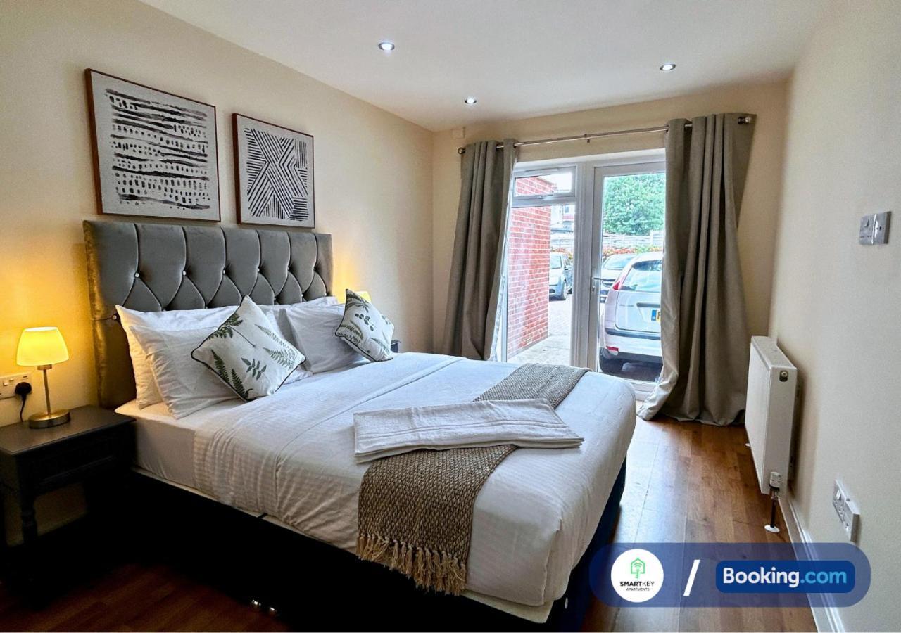 Modern 2 Bed 2 Bath Apartment Free Parking Watford  Kültér fotó